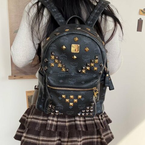 MCM 黑色老花鉚釘後背包26*29*13 98新配件塵袋