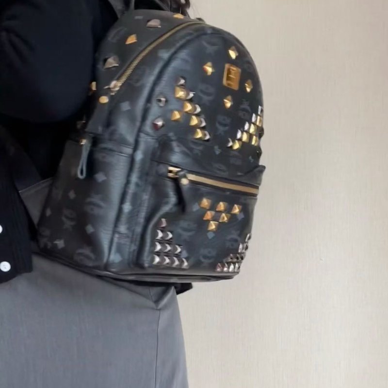 MCM 黑色老花鉚釘後背包26*29*13 98新配件塵袋-1