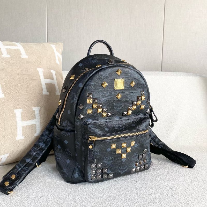 MCM 黑色老花鉚釘後背包26*29*13 98新配件塵袋-3