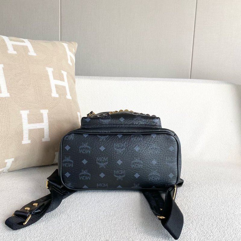 MCM 黑色老花鉚釘後背包26*29*13 98新配件塵袋-4