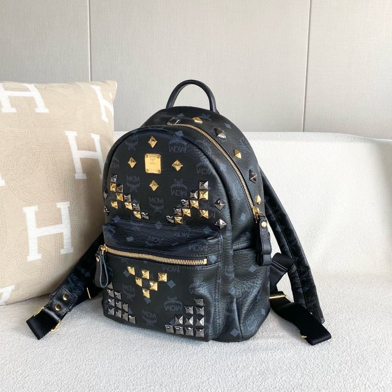 MCM 黑色老花鉚釘後背包26*29*13 98新配件塵袋-5