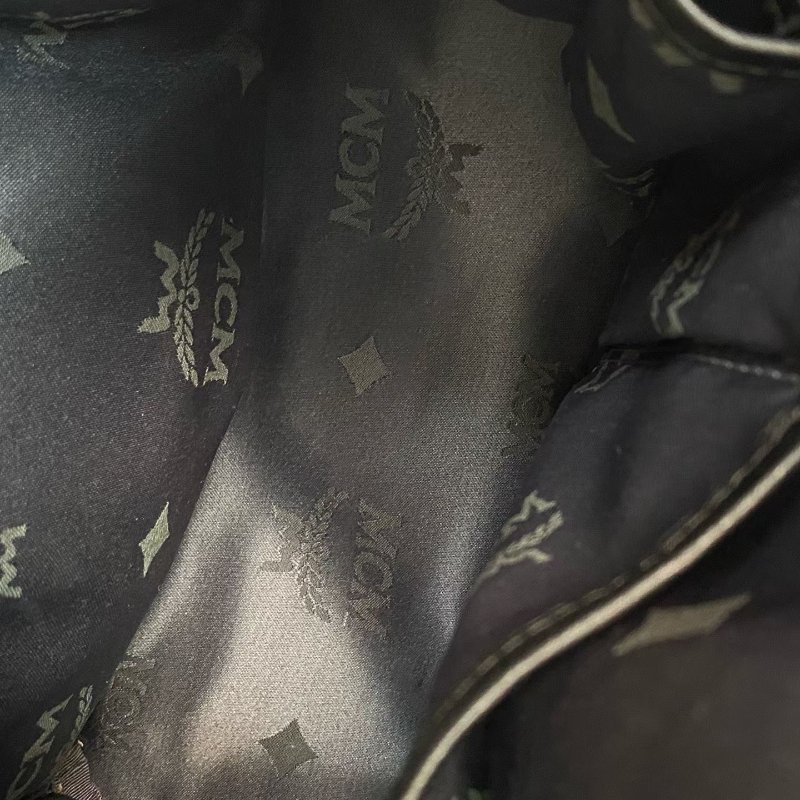 MCM 黑色老花鉚釘後背包26*29*13 98新配件塵袋-8