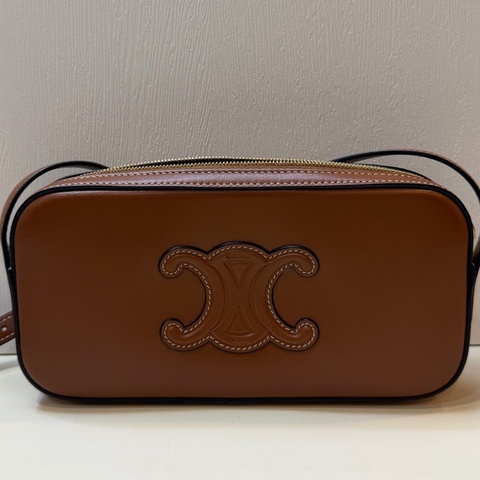 賽琳 celine  焦糖色 凱旋門單肩腋下包 浮雕Logo迷你相機包  19.5cm 22年。