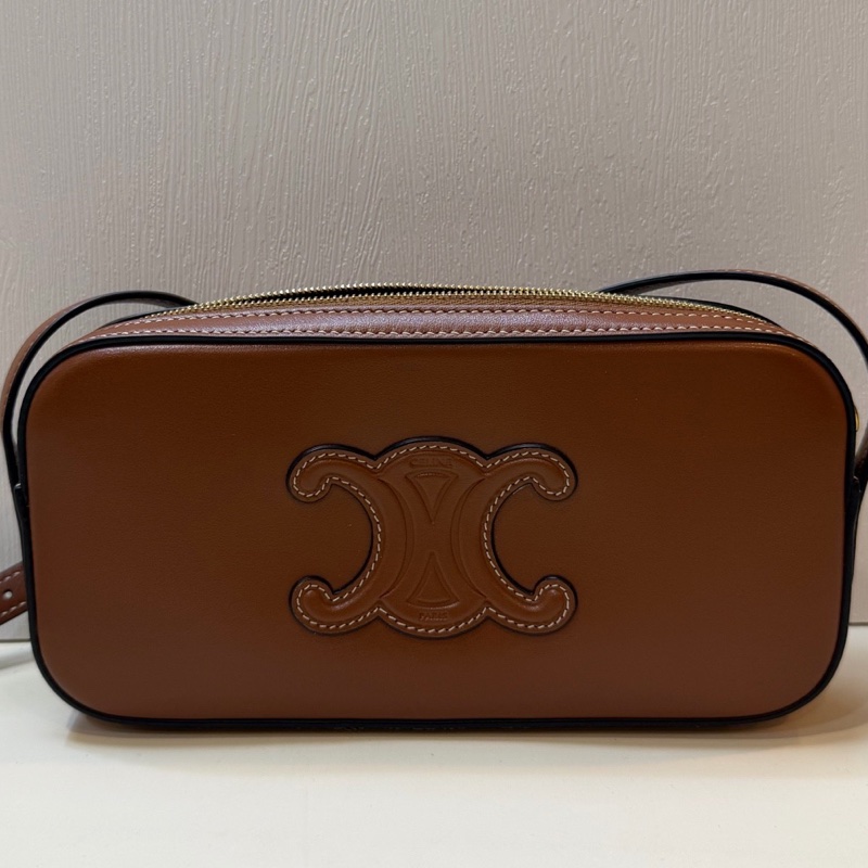 賽琳 celine 焦糖色 凱旋門單肩腋下包 浮雕Logo迷你相機包 19.5cm 22年。-0