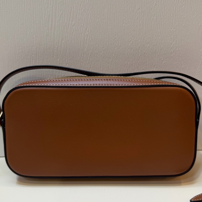 賽琳 celine 焦糖色 凱旋門單肩腋下包 浮雕Logo迷你相機包 19.5cm 22年。-1