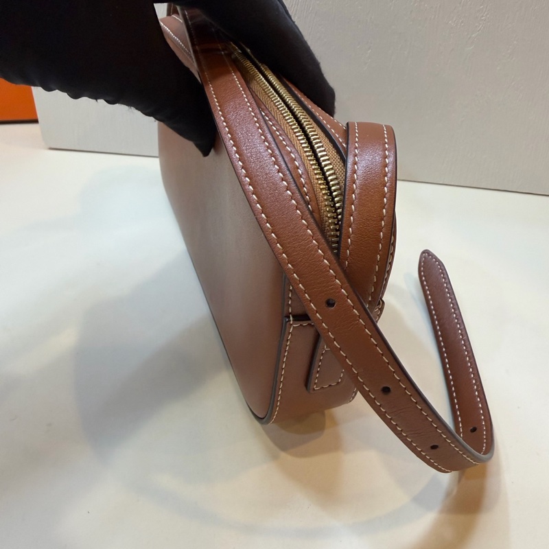 賽琳 celine 焦糖色 凱旋門單肩腋下包 浮雕Logo迷你相機包 19.5cm 22年。-2