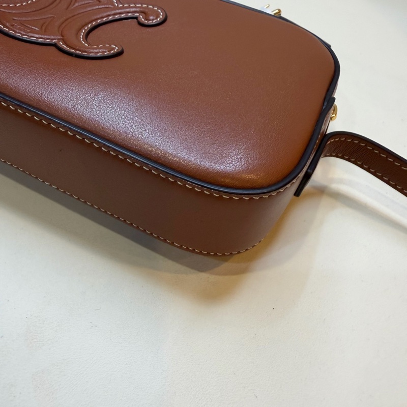 賽琳 celine 焦糖色 凱旋門單肩腋下包 浮雕Logo迷你相機包 19.5cm 22年。-4