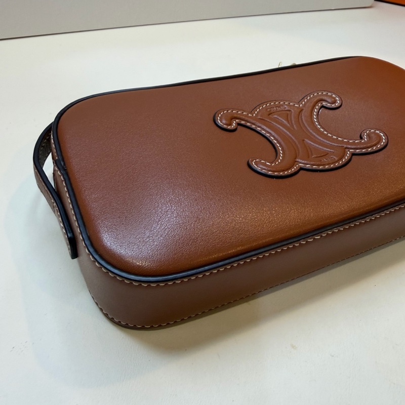 賽琳 celine 焦糖色 凱旋門單肩腋下包 浮雕Logo迷你相機包 19.5cm 22年。-5