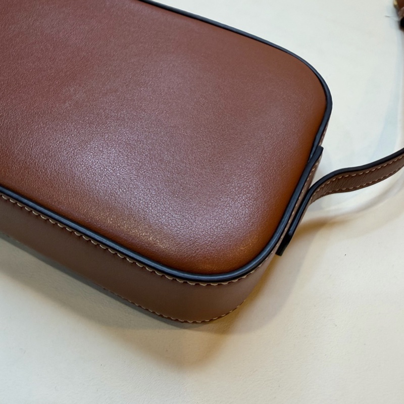 賽琳 celine 焦糖色 凱旋門單肩腋下包 浮雕Logo迷你相機包 19.5cm 22年。-6