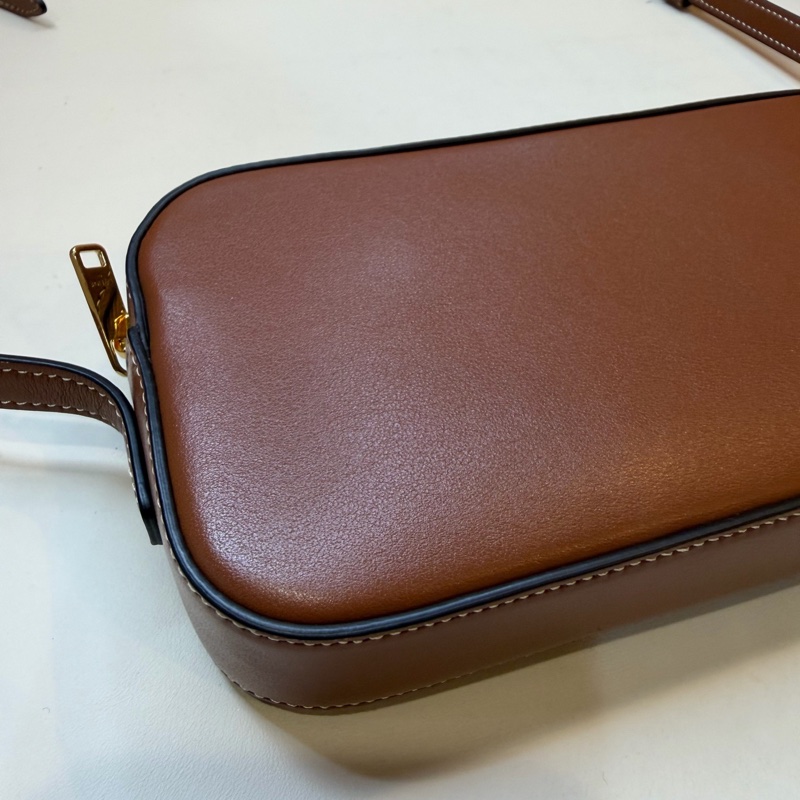 賽琳 celine 焦糖色 凱旋門單肩腋下包 浮雕Logo迷你相機包 19.5cm 22年。-7