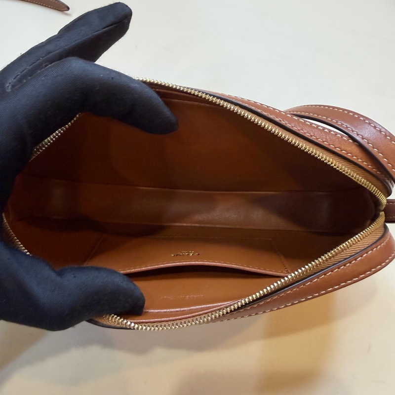 賽琳 celine 焦糖色 凱旋門單肩腋下包 浮雕Logo迷你相機包 19.5cm 22年。-8