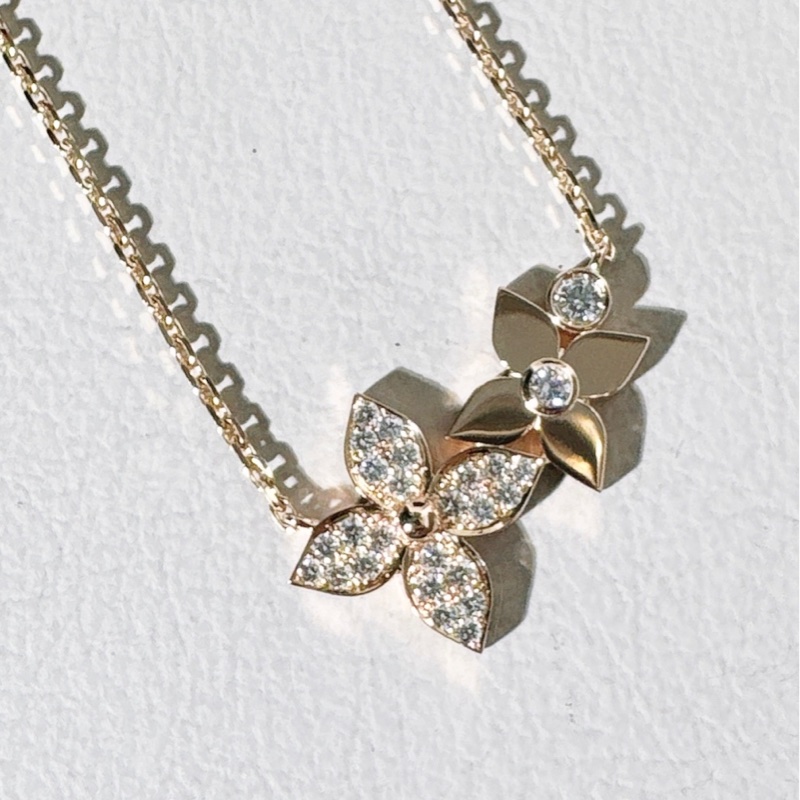 LV路易威登 Star Blossom系列 18K金滿鑽雙花四葉草花卉項鍊-5
