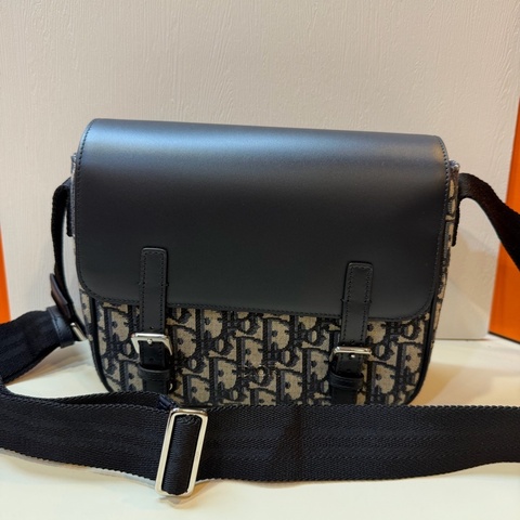 閒置未使用Dior迪奧 23年黑色牛皮拼經典老花帆布銀扣 郵差包單肩包 有保卡 底23cm 。