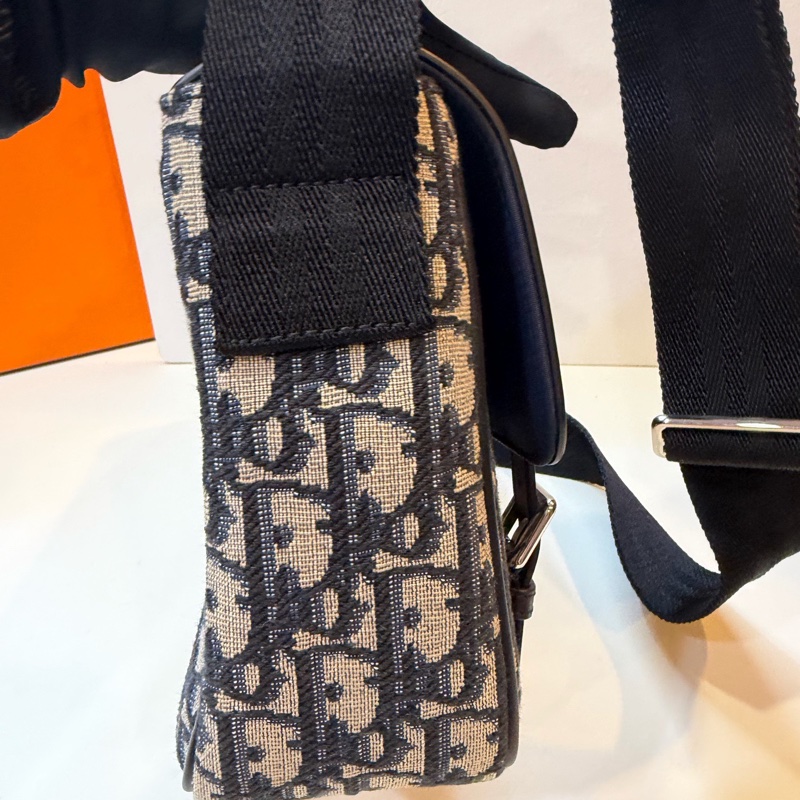 閒置未使用Dior迪奧 23年黑色牛皮拼經典老花帆布銀扣 郵差包單肩包 有保卡 底23cm 。-3