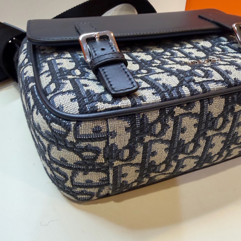 閒置未使用Dior迪奧 23年黑色牛皮拼經典老花帆布銀扣 郵差包單肩包 有保卡 底23cm 。-4