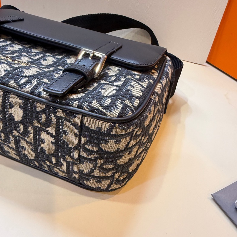 閒置未使用Dior迪奧 23年黑色牛皮拼經典老花帆布銀扣 郵差包單肩包 有保卡 底23cm 。-6