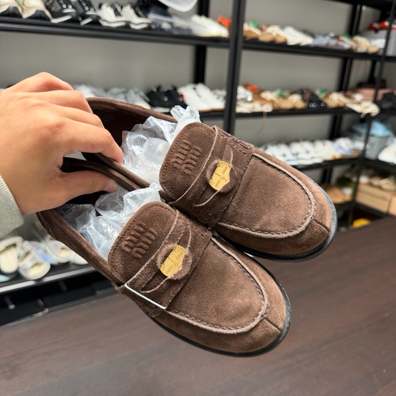 miumiu 繆繆棕色麂皮金幣樂福平底鞋 36碼-3