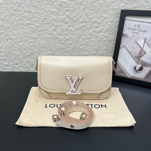 98新芯片款LV路易威登buci水波紋米白色法棍斜挎包