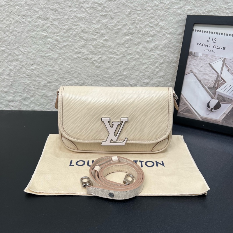 98新芯片款LV路易威登buci水波紋米白色法棍斜挎包-0