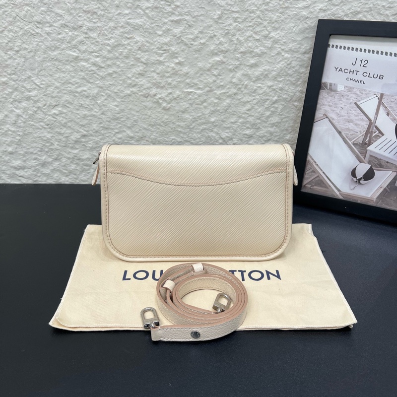 98新芯片款LV路易威登buci水波紋米白色法棍斜挎包-1