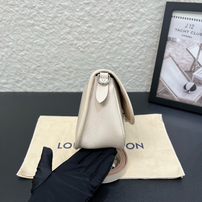 98新芯片款LV路易威登buci水波紋米白色法棍斜挎包-2