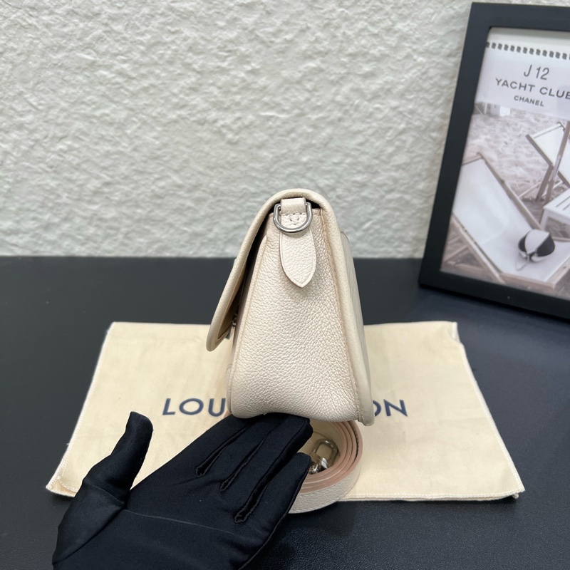 98新芯片款LV路易威登buci水波紋米白色法棍斜挎包-3