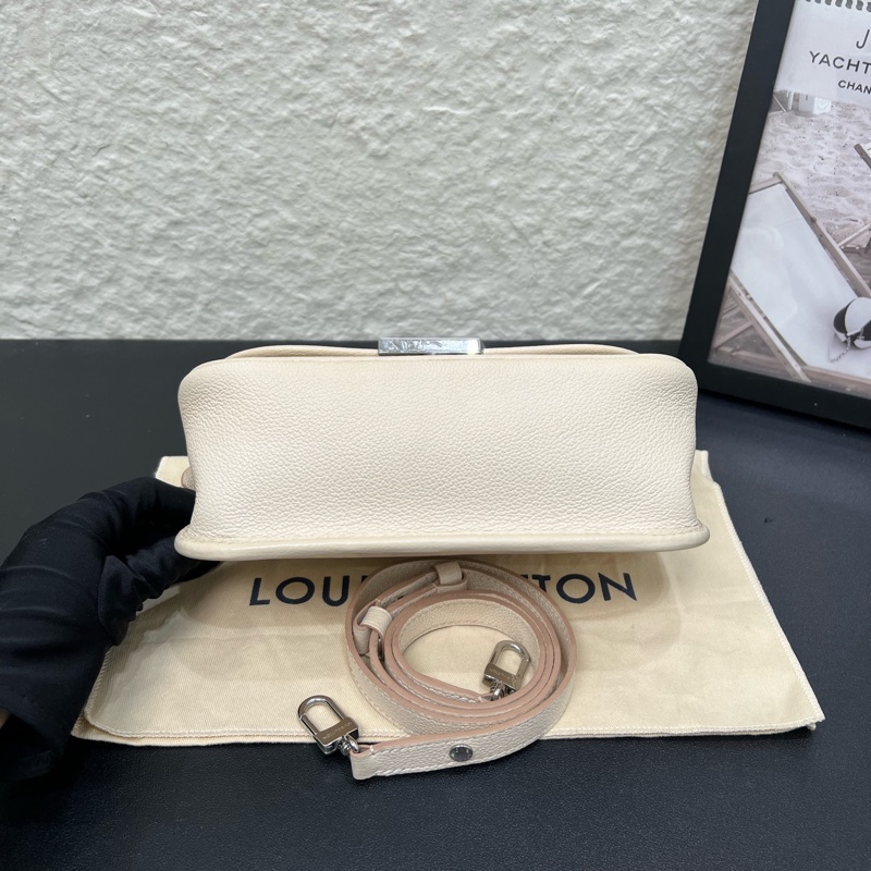 98新芯片款LV路易威登buci水波紋米白色法棍斜挎包-4