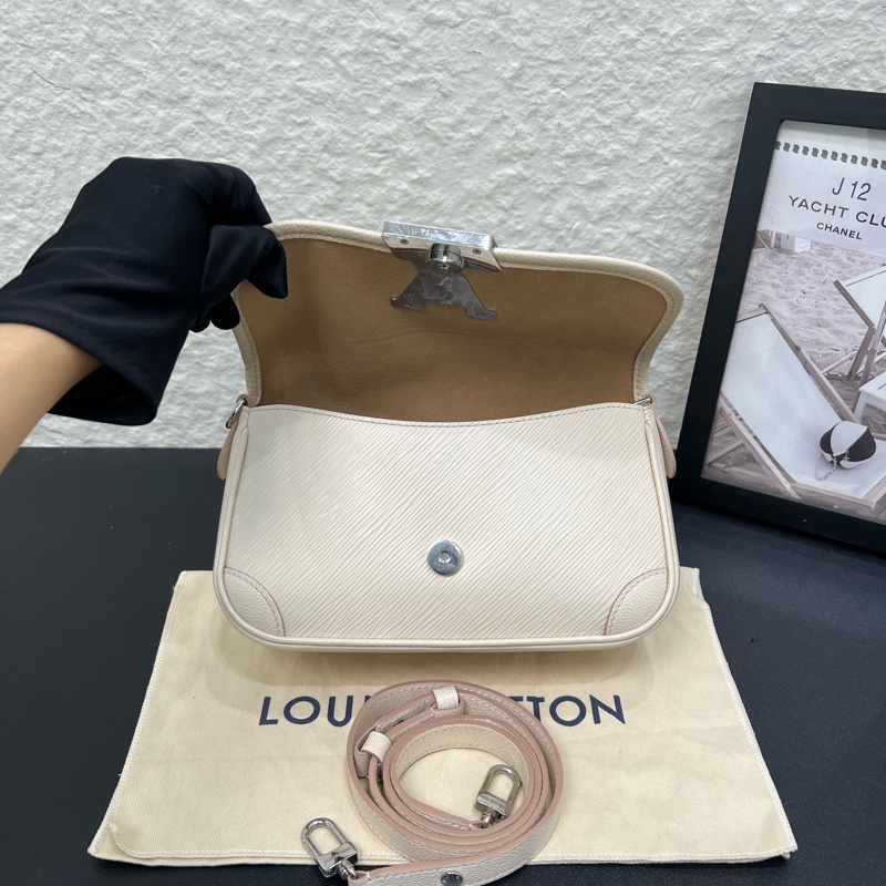 98新芯片款LV路易威登buci水波紋米白色法棍斜挎包-5