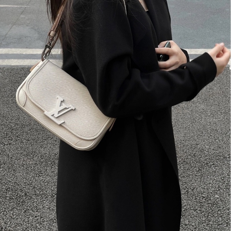 98新芯片款LV路易威登buci水波紋米白色法棍斜挎包-7