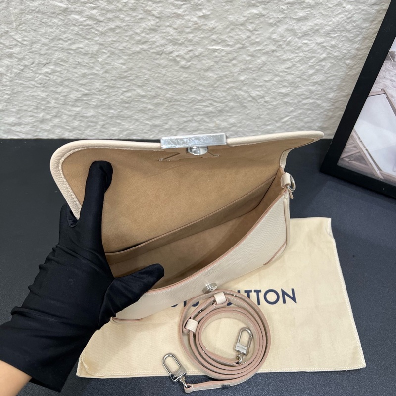 98新芯片款LV路易威登buci水波紋米白色法棍斜挎包-8