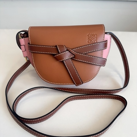 Loewe羅意威 gate mini粉色焦糖色棕色拼色撞色牛皮馬鞍斜挎包  尺寸：21✖️9.5