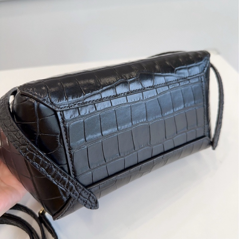 celine 賽琳 nano 鰐魚紋 鯰魚包 尺寸約20cm 附件:肩帶-4