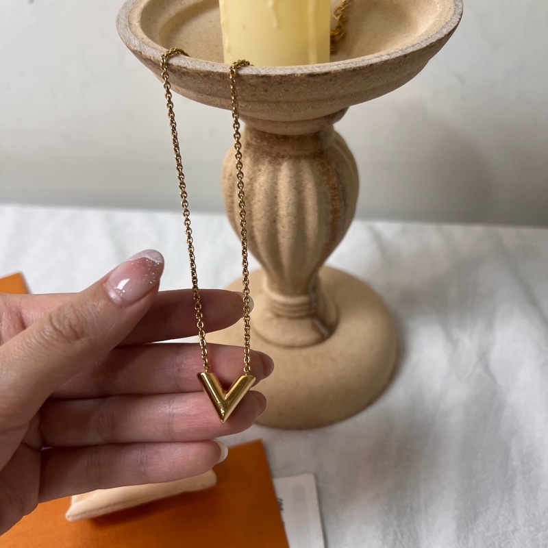 ෆ LV V字項鍊🈶購證-15