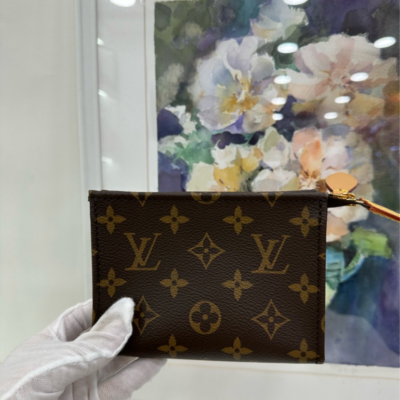 LV 新款子母盥洗包!附鏈條 大包尺寸26*20,小包尺寸15cm~ ,晶片款-7