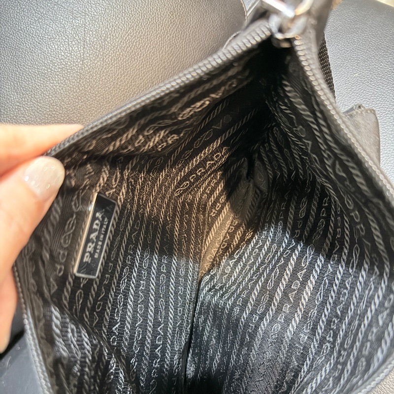 9新✨好看又好用的🖤PRADA 經典黑色尼龍 胸口包 腰包 斜背包-3