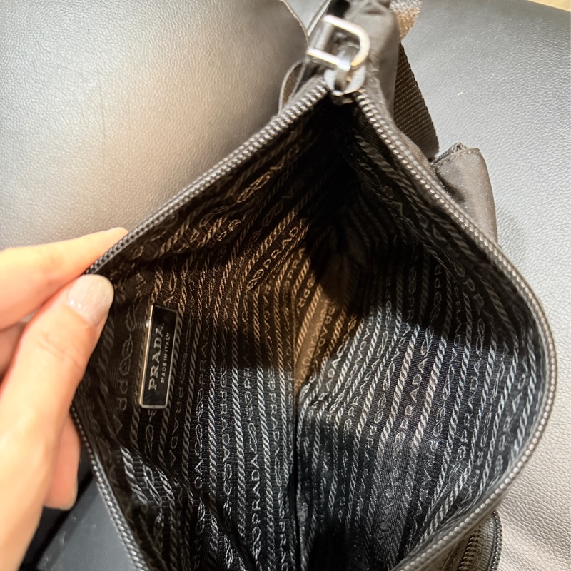 9新✨好看又好用的🖤PRADA 經典黑色尼龍 胸口包 腰包 斜背包-4
