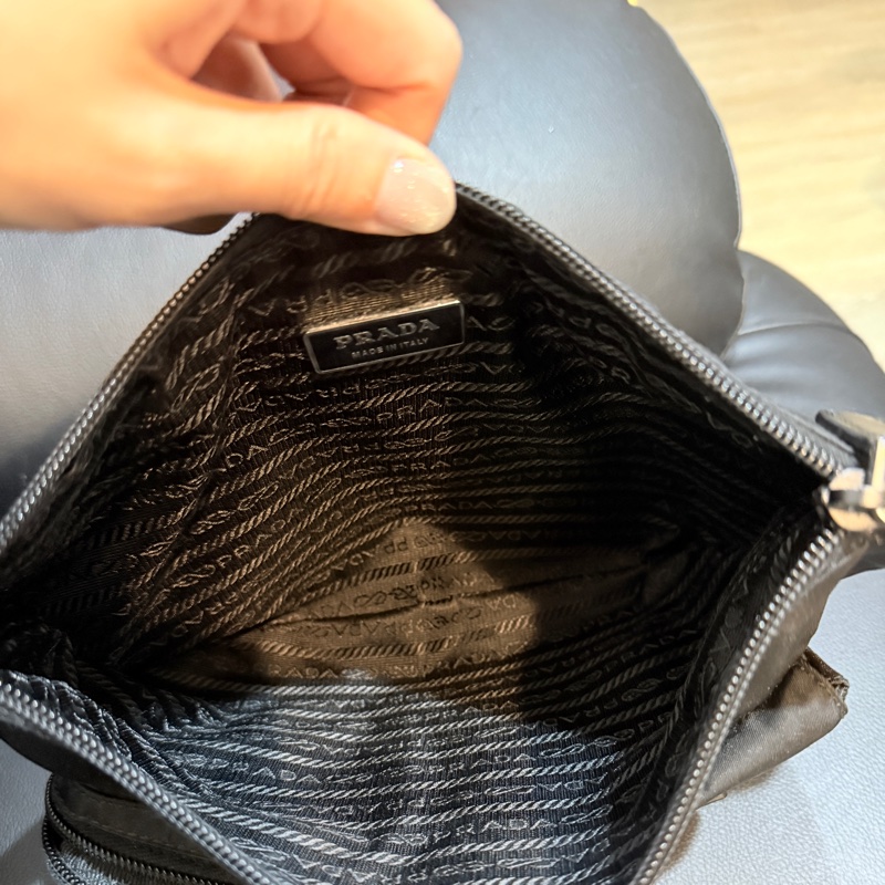 9新✨好看又好用的🖤PRADA 經典黑色尼龍 胸口包 腰包 斜背包-7