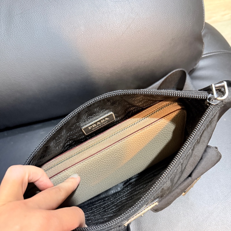 9新✨好看又好用的🖤PRADA 經典黑色尼龍 胸口包 腰包 斜背包-8