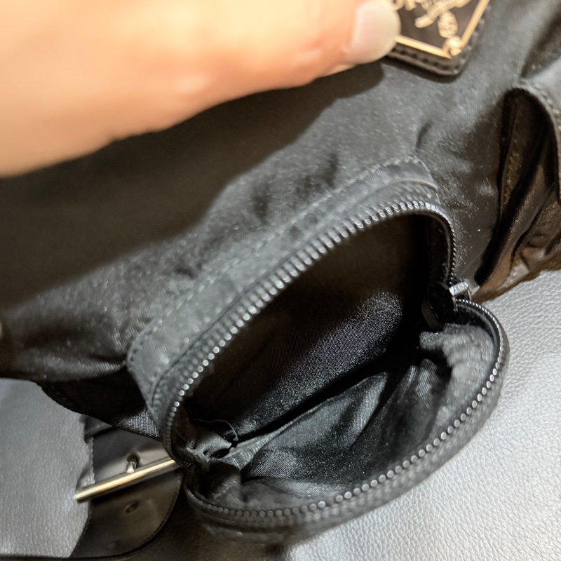 9新✨好看又好用的🖤PRADA 經典黑色尼龍 胸口包 腰包 斜背包-9