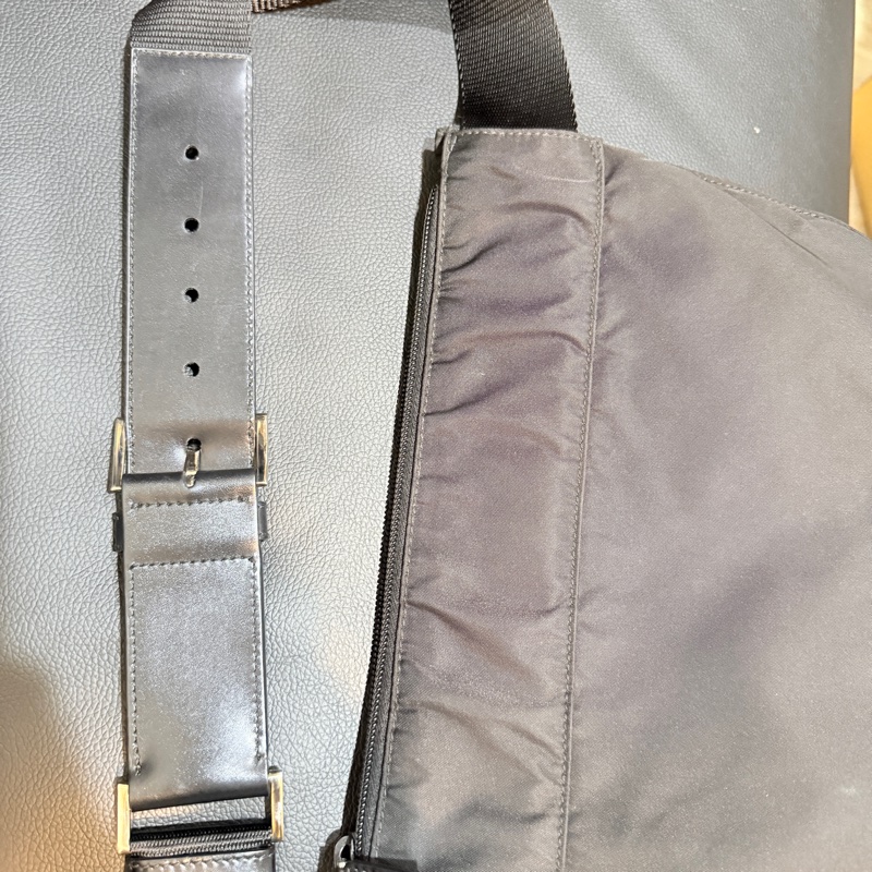 9新✨好看又好用的🖤PRADA 經典黑色尼龍 胸口包 腰包 斜背包-13