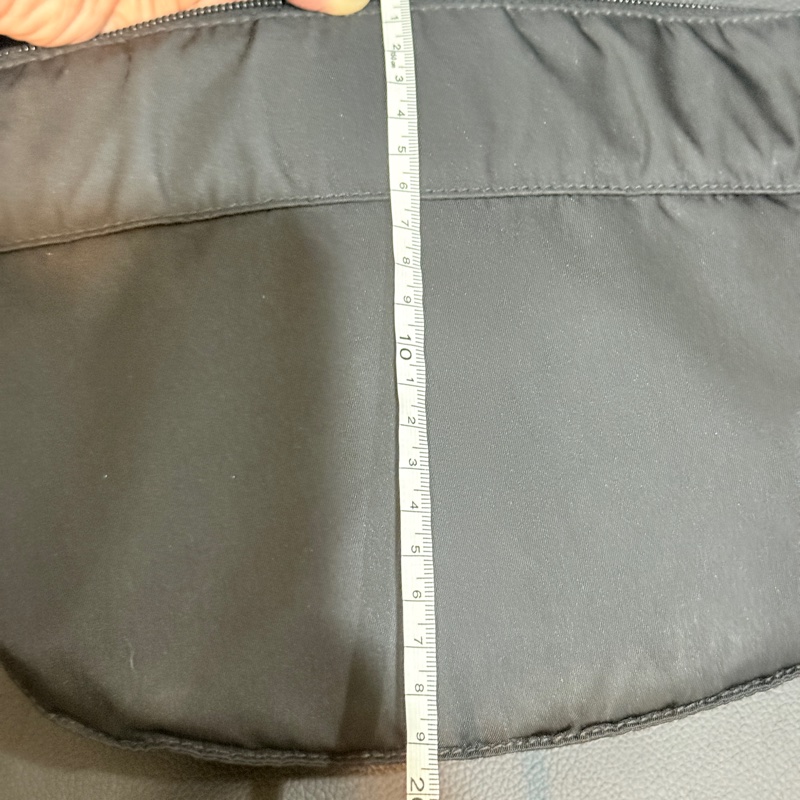 9新✨好看又好用的🖤PRADA 經典黑色尼龍 胸口包 腰包 斜背包-18