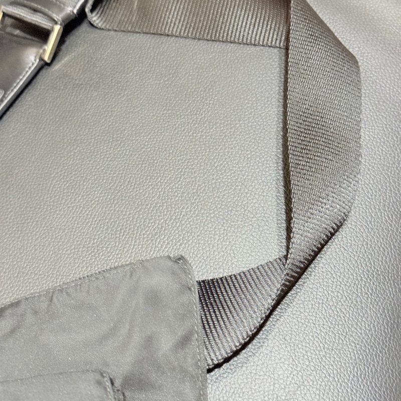 9新✨好看又好用的🖤PRADA 經典黑色尼龍 胸口包 腰包 斜背包-23