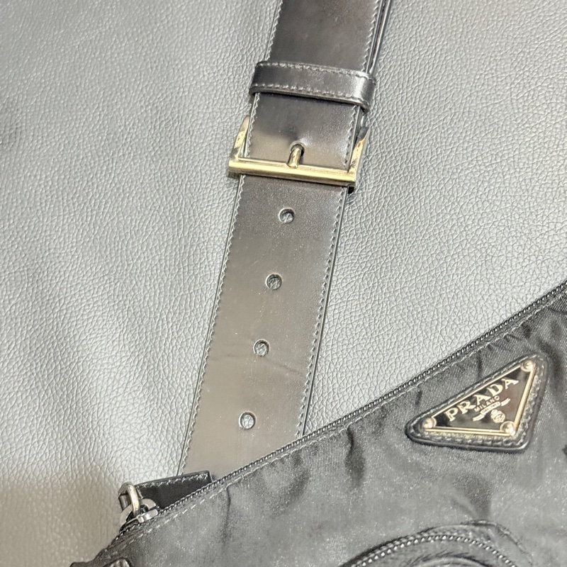 9新✨好看又好用的🖤PRADA 經典黑色尼龍 胸口包 腰包 斜背包-26