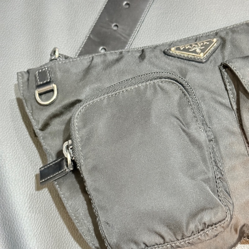 9新✨好看又好用的🖤PRADA 經典黑色尼龍 胸口包 腰包 斜背包-27