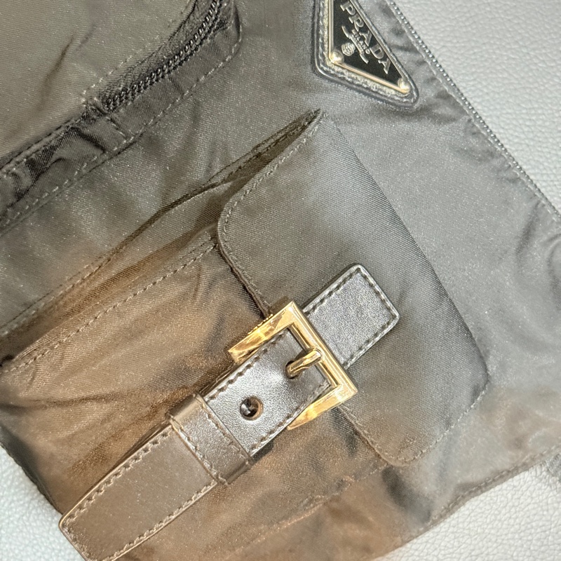 9新✨好看又好用的🖤PRADA 經典黑色尼龍 胸口包 腰包 斜背包-28