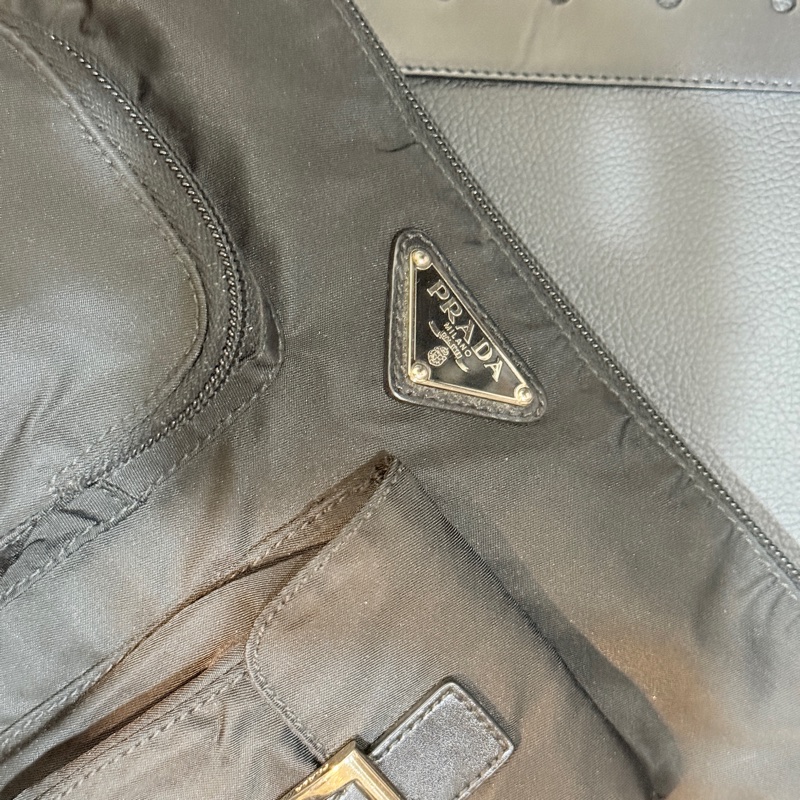 9新✨好看又好用的🖤PRADA 經典黑色尼龍 胸口包 腰包 斜背包-29