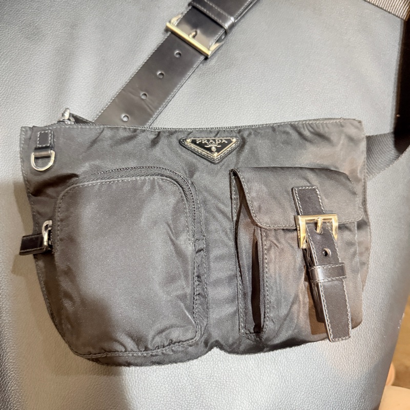 9新✨好看又好用的🖤PRADA 經典黑色尼龍 胸口包 腰包 斜背包-30