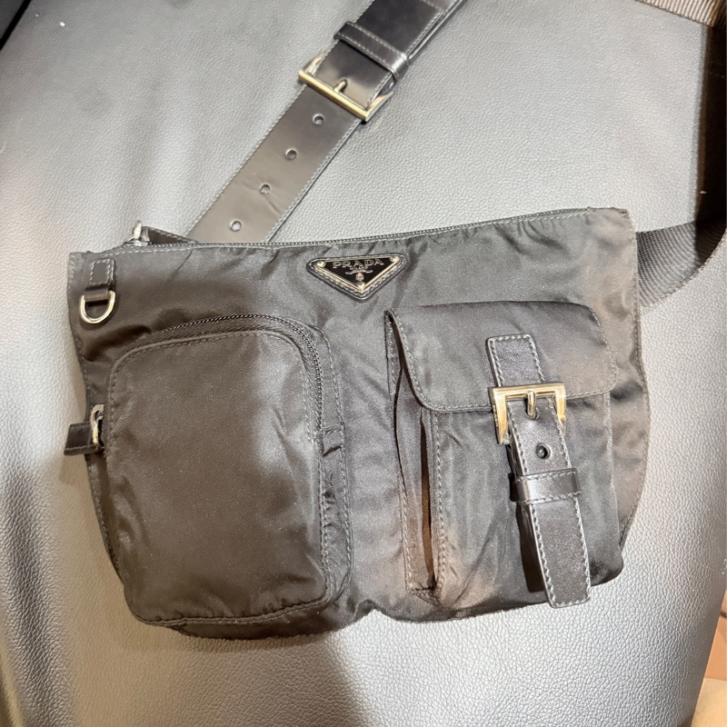 9新✨好看又好用的🖤PRADA 經典黑色尼龍 胸口包 腰包 斜背包-31