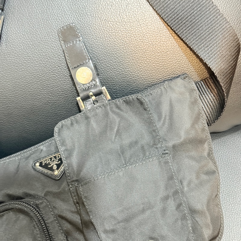 9新✨好看又好用的🖤PRADA 經典黑色尼龍 胸口包 腰包 斜背包-32