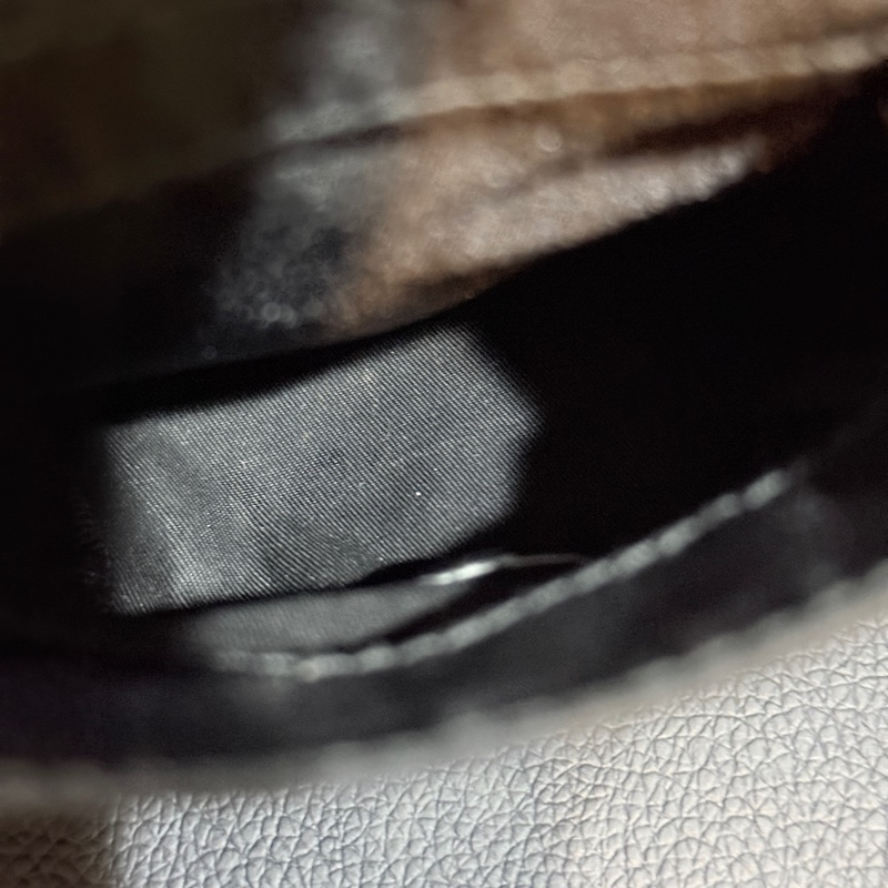 9新✨好看又好用的🖤PRADA 經典黑色尼龍 胸口包 腰包 斜背包-34